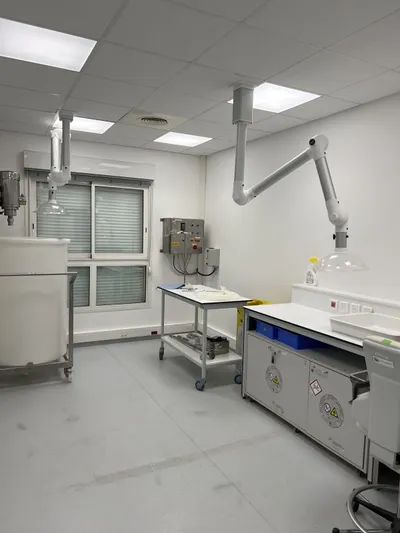 Installation d’un système d’extraction sur-mesure : sécurité renforcée en laboratoire, photo 2 sur 7