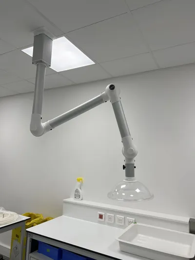 Installation d’un système d’extraction sur-mesure : sécurité renforcée en laboratoire, photo 3 sur 7