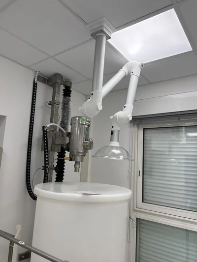 Installation d’un système d’extraction sur-mesure : sécurité renforcée en laboratoire, photo 4 sur 7