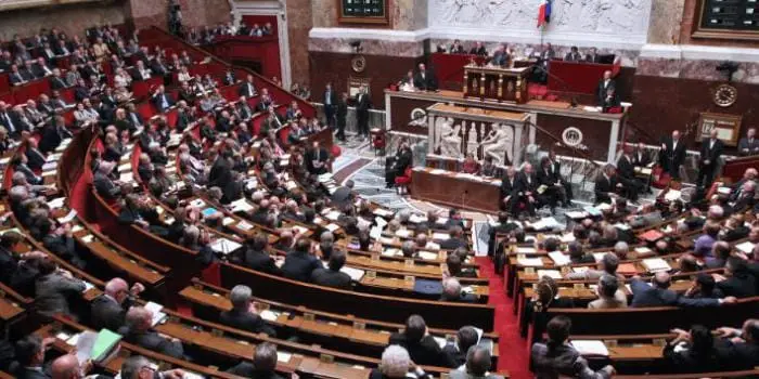 Covid-19 : Quand un député utilise un capteur CO2 au sein de l’hémicycle