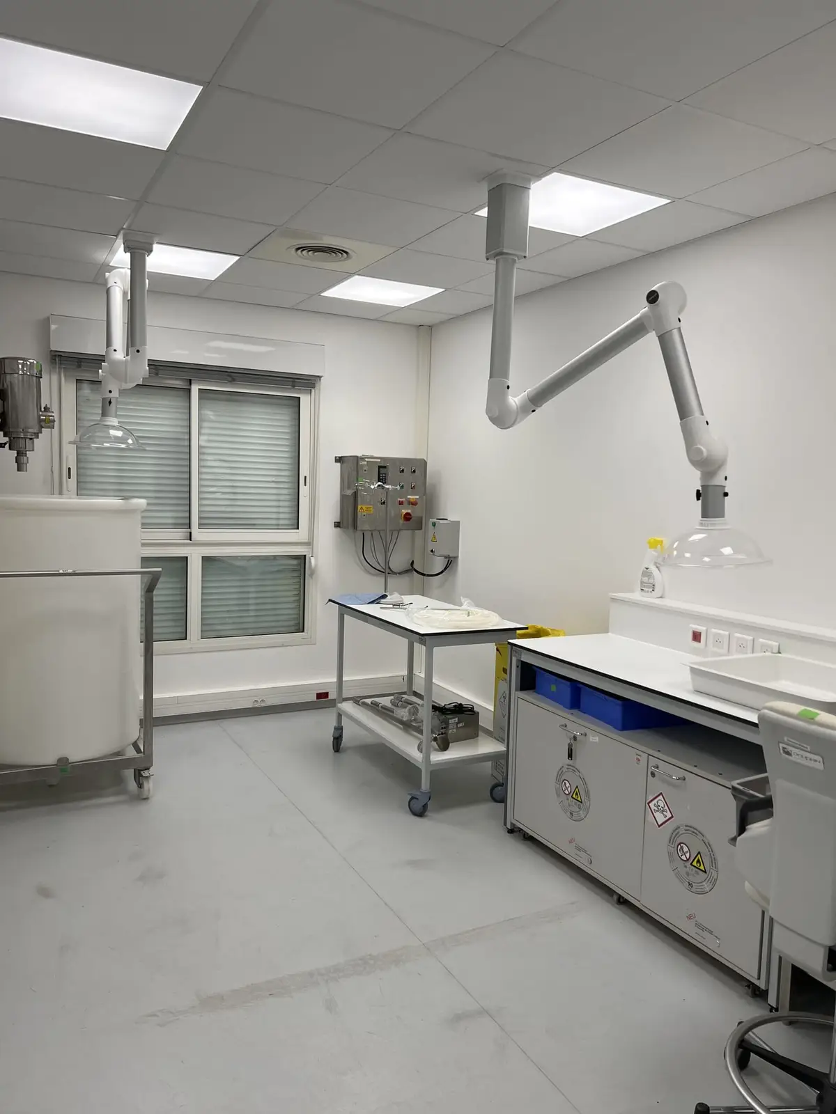 Installation d’un système d’extraction sur-mesure : sécurité renforcée en laboratoire
