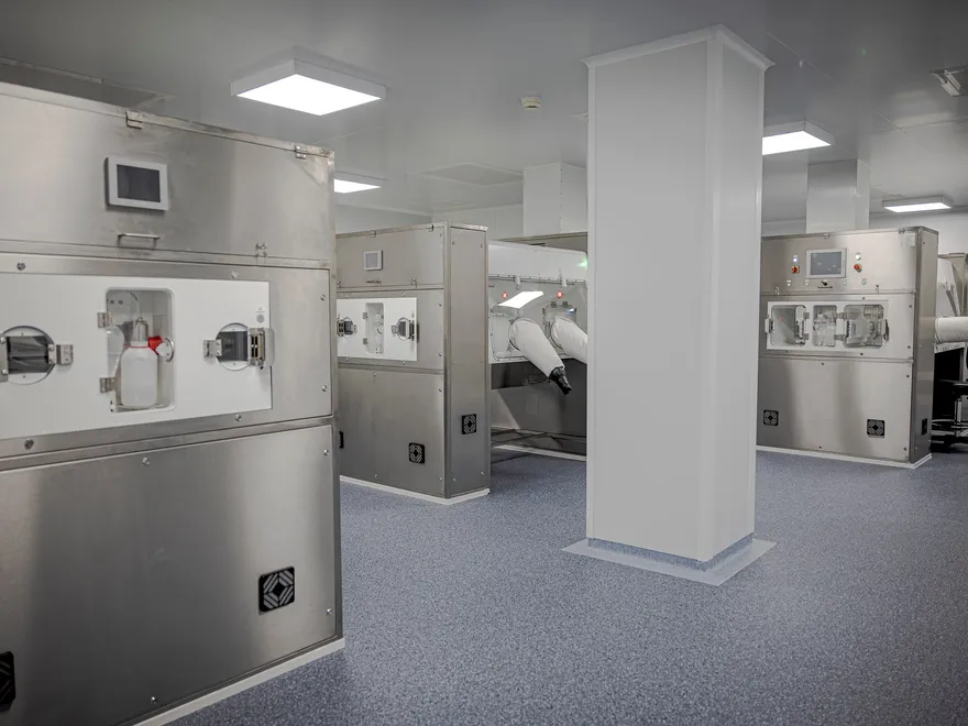 Salle équipée d’isolateurs à l’URC de l’Hôpital Européen